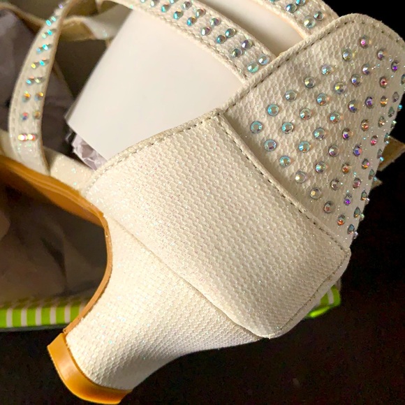 Brand New White Double Buckle Pump - Girls - Picture 4 of 5